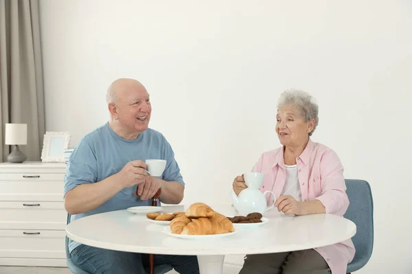 Personnes âgées prenant leur petit déjeuner à la maison de retraite. Aider les personnes âgées — Photo