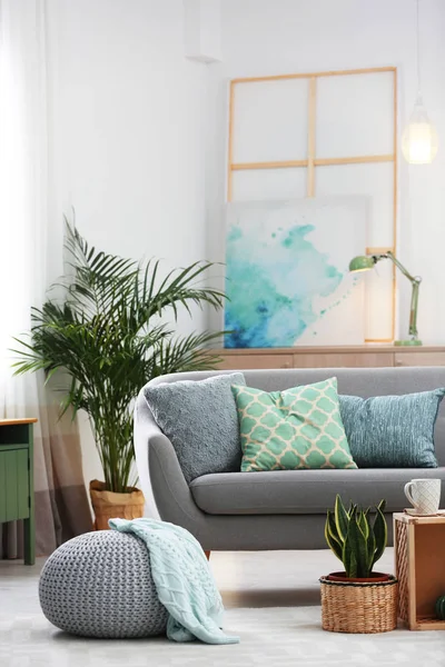 Salon intérieur avec plantes d'intérieur vertes et canapé — Photo