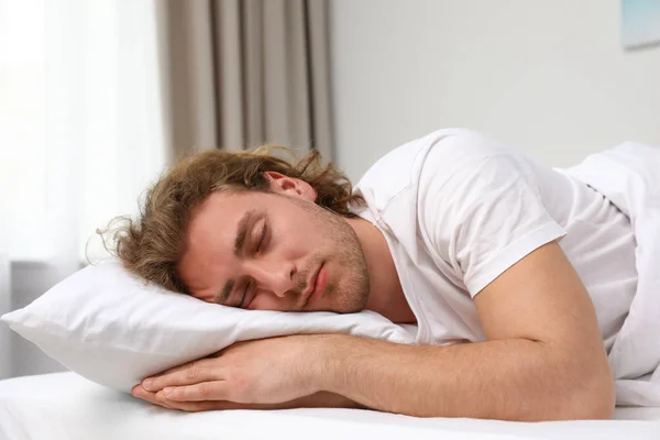 Przystojny młody człowiek śpi na poduszce w domu. Snem — Zdjęcie stockowe