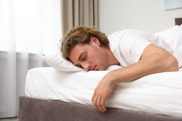 Snygg ung man sover på kudde hemma. Sänggåendet — Stockfoto