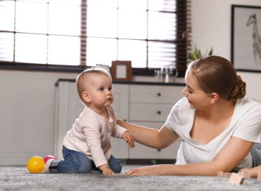 Anne evde bebeğiyle vakit geçiriyor. Metin için alan