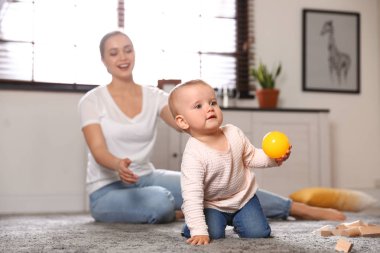 Anne evde bebeğiyle vakit geçiriyor