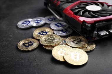 Gri tabloda modern ekran kartı ve bitcoinler, metin için alan