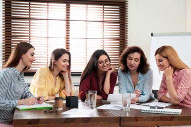 Ofiste çalışan kadın profesyonel iş ekibi. Kadın güç kavramı