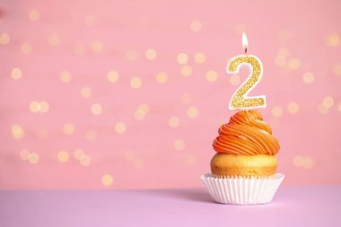 Festival ışıkları, metin için alan karşı masada iki numaralı mum ile Doğum günü cupcake