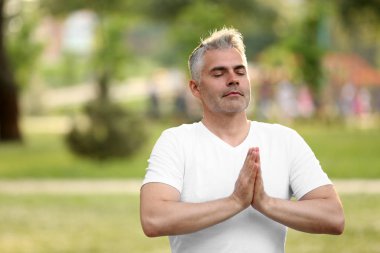 Sabah parkta yoga yapan adam, metin için alan