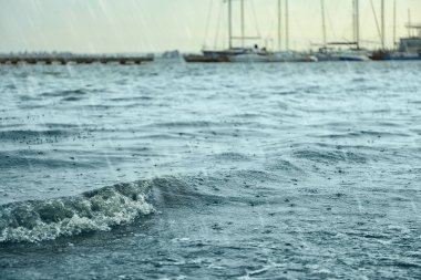 Sağanak yağmur altında deniz manzarası