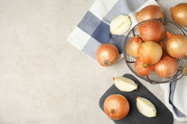 Gri masa üzerinde olgun soğan ile Düz yatıyordu kompozisyon, metin için boşluk