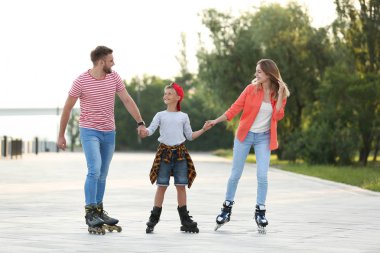 Mutlu aile pateni şehir caddesinde paten