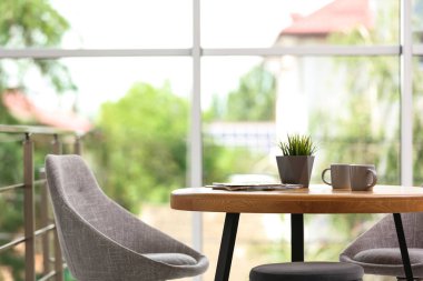 Yuvarlak masa ve rahat sandalyeler ile şık oda iç