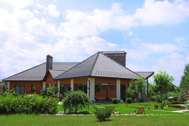 Güneşli günde modern ev ve güzel bahçe