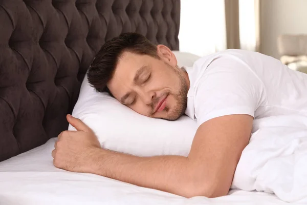 Bonito homem dormindo na almofada em casa. Hora de dormir — Fotografia de Stock