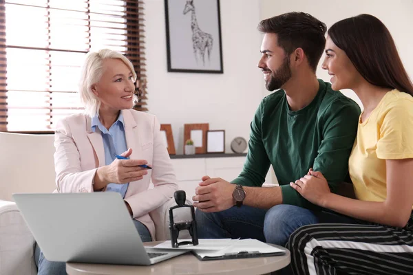 Female notary working with young couple in office — Stock Photo, Image