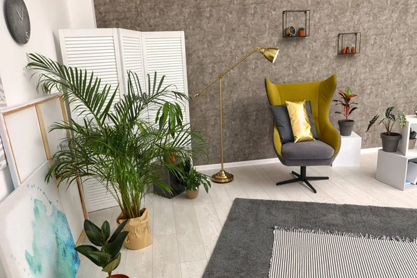 Інтер'єр кімнати з кріслом і кімнатними рослинами. Модний домашній декор — стокове фото