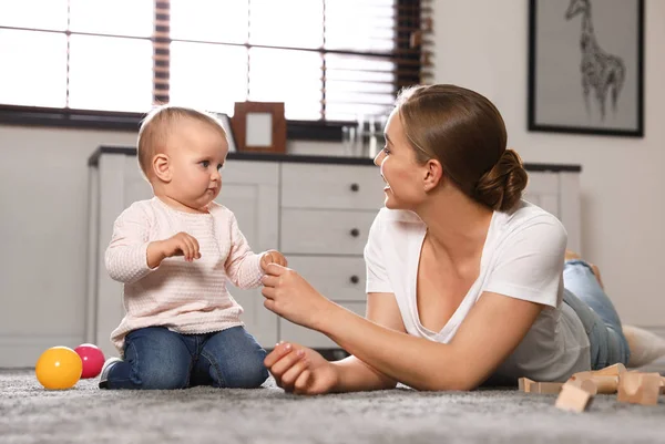 Madre pasando tiempo con su bebé en casa — Foto de Stock