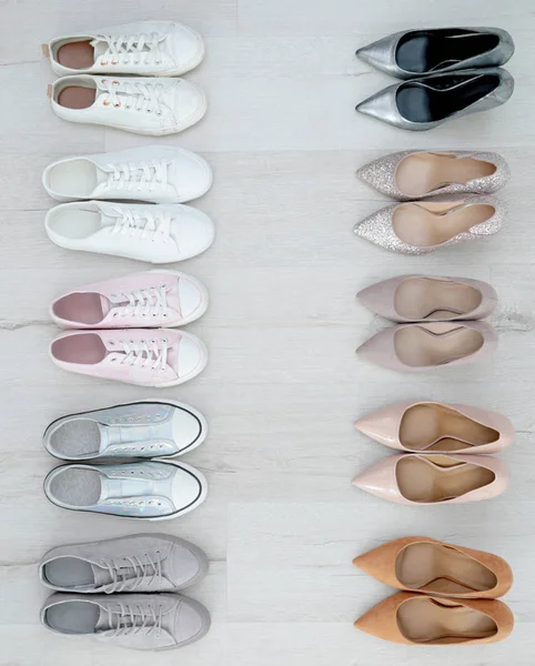 Colección de diferentes zapatos en el suelo, plano con espacio para el texto —  Fotos de Stock
