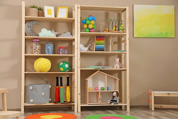 Almacenamiento para juguetes en la habitación colorida del niño. Idea para el diseño de interiores — Foto de Stock