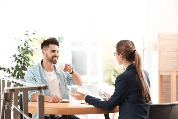 Agente de seguros do sexo feminino que trabalha com o cliente no escritório — Fotografia de Stock