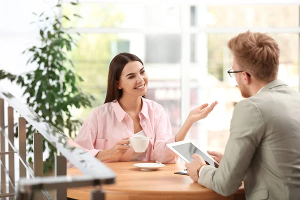 Agent d'assurance travaillant avec une jeune femme en fonction — Photo