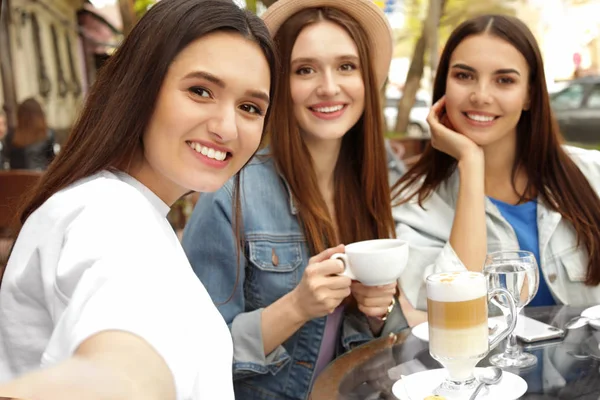 Feliz hermosas chicas tomando selfie en la cafetería al aire libre —  Fotos de Stock