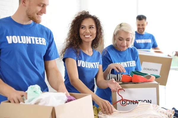 Ομάδα εθελοντών που συλλέγουν δωρεές σε κουτιά σε εσωτερικούς χώρους — Φωτογραφία Αρχείου