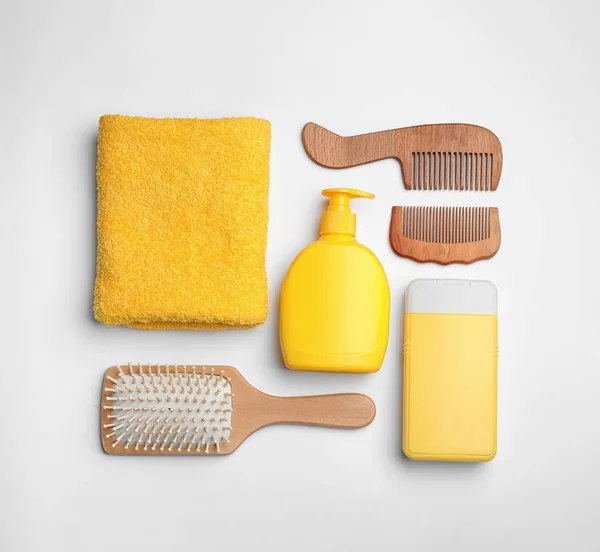 Flache Zusammensetzung mit Haarkosmetikprodukten und Werkzeugen auf weißem Hintergrund — Stockfoto