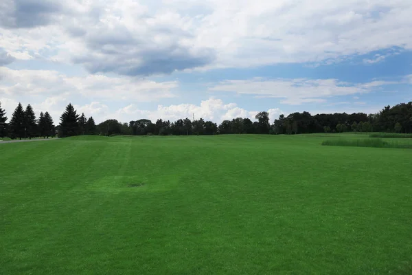 Piękny widok na pole golfowe z zieloną trawą — Zdjęcie stockowe