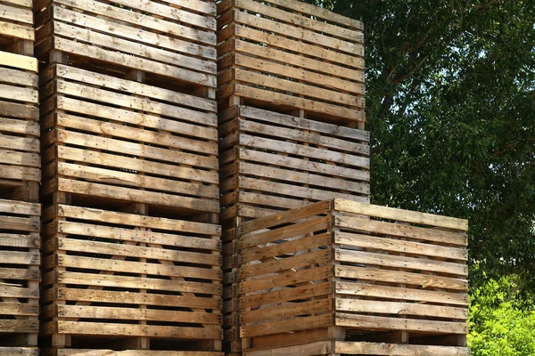 Montón de cajas de madera vacías al aire libre en un día soleado — Foto de Stock