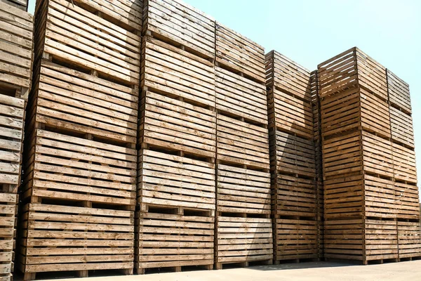 Haufen leerer Holzkisten an sonnigem Tag im Freien — Stockfoto
