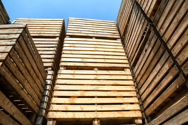 Montón de cajas de madera vacías al aire libre en un día soleado — Foto de Stock