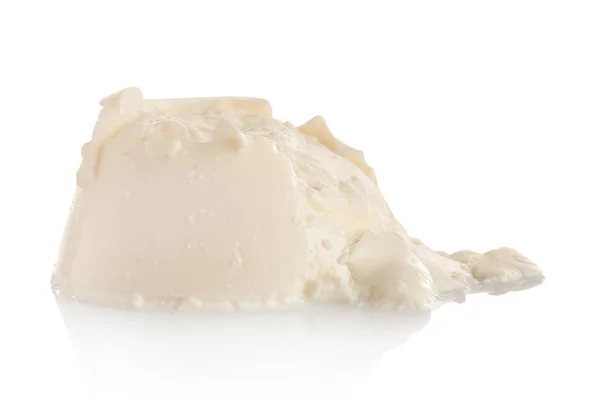 Saboroso queijo feta cremoso no fundo branco — Fotografia de Stock