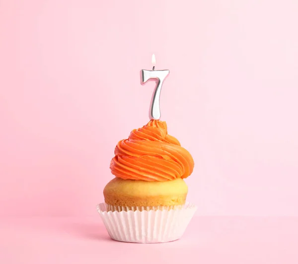 Cupcake d'anniversaire avec numéro sept bougie sur fond rose — Photo