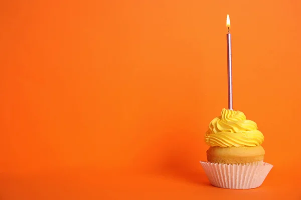 Bolo de aniversário com vela no fundo laranja, espaço para texto — Fotografia de Stock