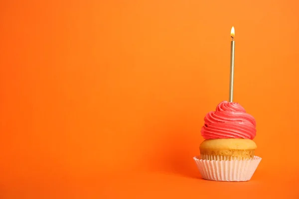 Geburtstagskuchen mit Kerze auf orangefarbenem Hintergrund, Platz für Text — Stockfoto