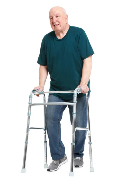 Hombre mayor con marco para caminar sobre fondo blanco. Ayuda médica —  Fotos de Stock