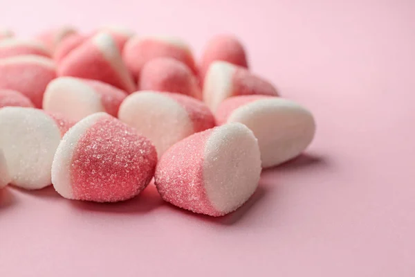 Κοντινά πλάνα από γλυκές καραμέλες ζελέ σε ροζ φόντο — Φωτογραφία Αρχείου
