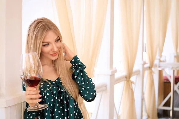 Mulher bonita com copo de vinho no terraço do restaurante — Fotografia de Stock