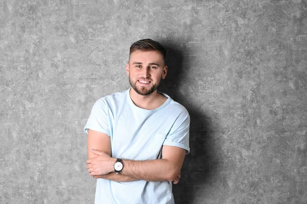 Retrato de hombre feliz guapo sobre fondo gris —  Fotos de Stock