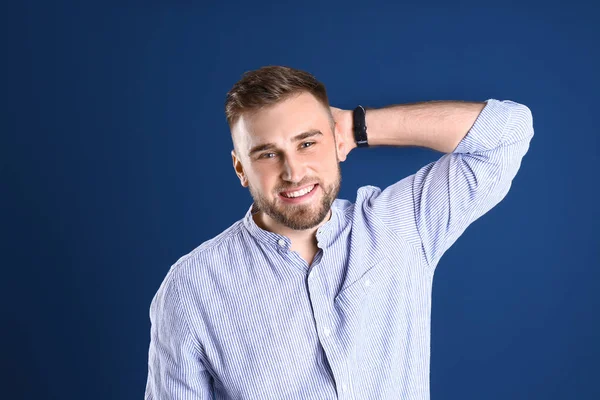 Retrato de belo homem feliz em fundo de cor — Fotografia de Stock