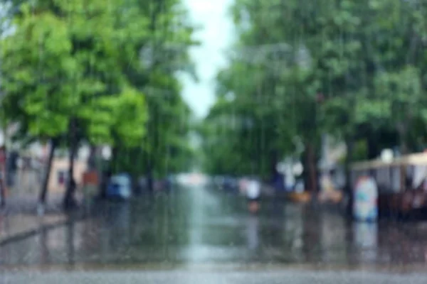 Vue floue sur la rue de la ville le jour de pluie — Photo