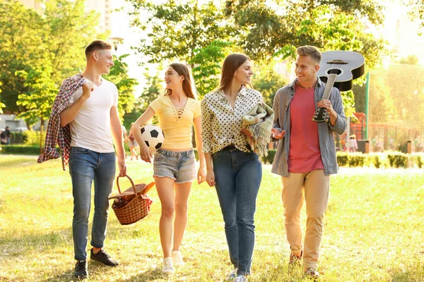 Jonge mensen met picknickmand in Park op zomerdag — Stockfoto