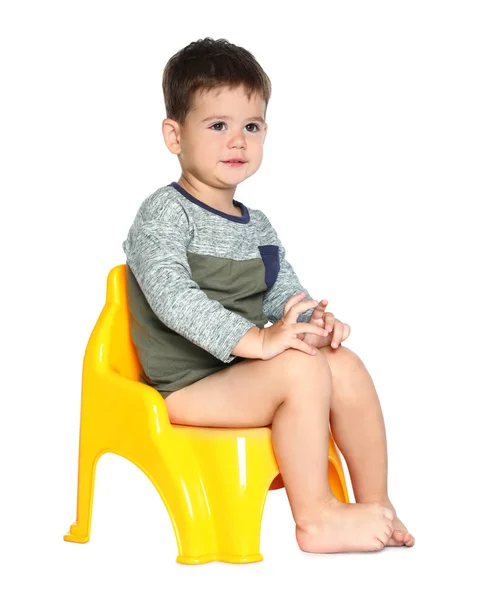 Retrato de niño sentado en el orinal sobre fondo blanco — Foto de Stock