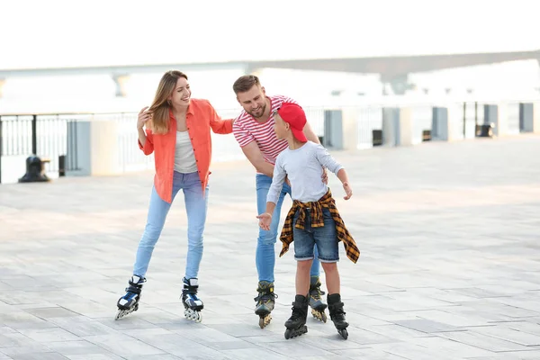 Joyeux patinage à roulettes familial dans la rue de la ville — Photo