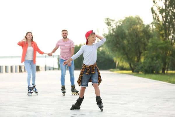 Mutlu aile pateni şehir caddesinde paten — Stok fotoğraf