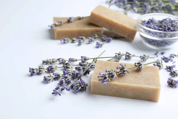 Hand gemaakte zeep staven met lavendel bloemen op witte achtergrond — Stockfoto