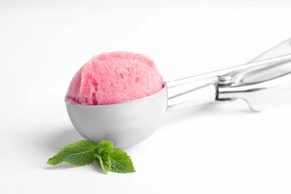Scoop med läcker glass och Mint på vit bakgrund — Stockfoto
