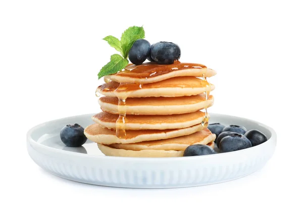 Piring pancake lezat dengan blueberry, madu dan mint di latar belakang putih — Stok Foto