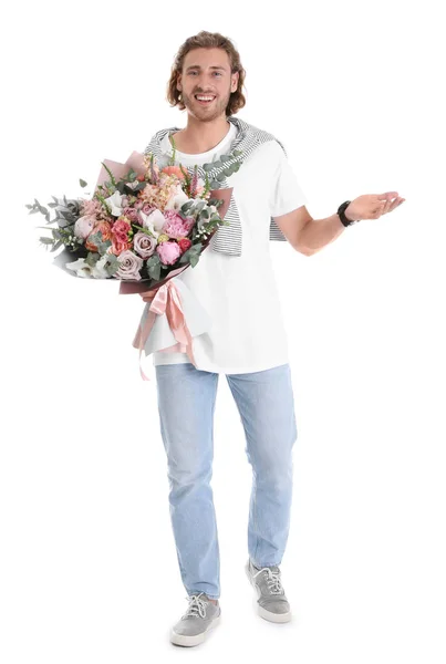 Jovem homem bonito com lindo buquê de flores no fundo branco — Fotografia de Stock