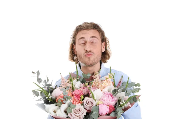 Jovem homem bonito com lindo buquê de flores no fundo branco — Fotografia de Stock