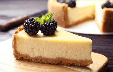 Masada böğürtlen ile süslenmiş lezzetli cheesecake parçası